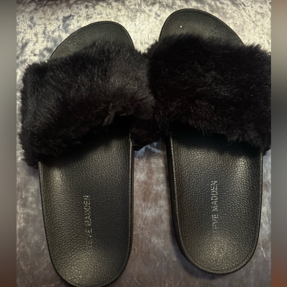 Steve Madden Fuzzy Faux Fur Softey
Slides Size 10 Black (worn)